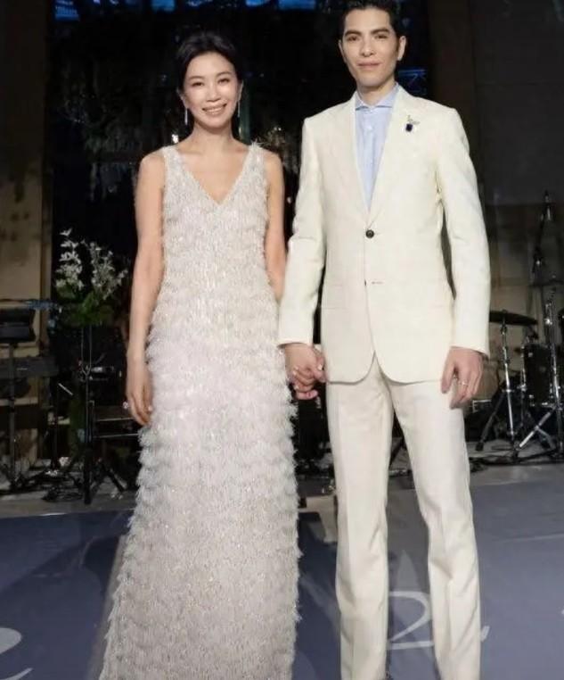 萧敬腾爸爸婚礼现场催生，笑翻全场！老爸致辞催儿子添丁，幽默话语笑翻众人
婚宴上真