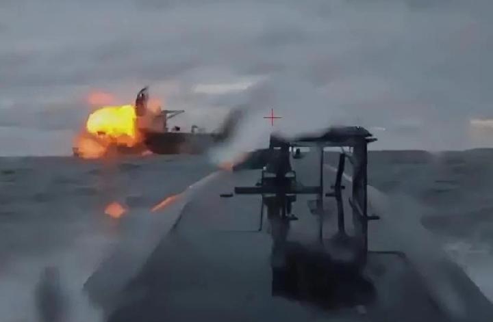 据媒体报道，乌克兰无人机在黑海袭击了俄罗斯影子舰队的另一艘油轮"大山"号。
这艘