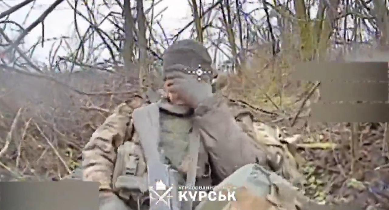 第一人称视角（FPV）无人机拍摄的视频，视频中乌克兰军队正在攻击试图蒙面躲避侦测