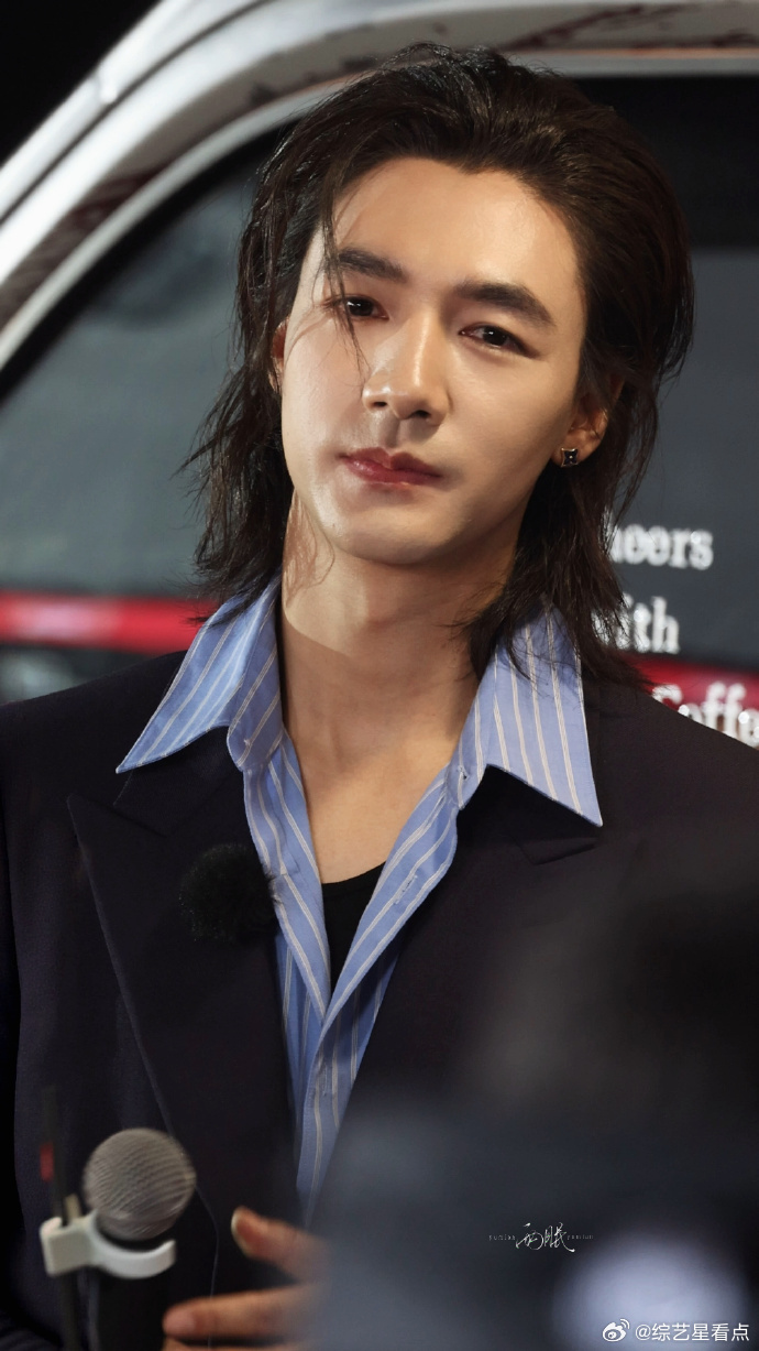 成龙让此沙接住成龙把奖杯传递给此沙 成龙把捕风追影的获奖奖杯交到了此沙手里，还说