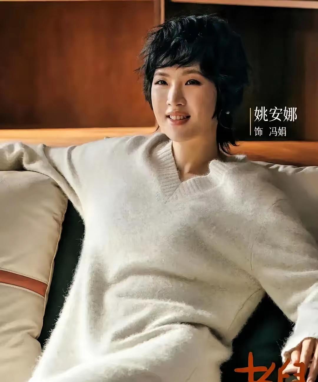 凌晨三点收工，灯光师正弯腰收拾轨道，姚安娜撸起袖子就帮忙——没人拍、没镜头，她照