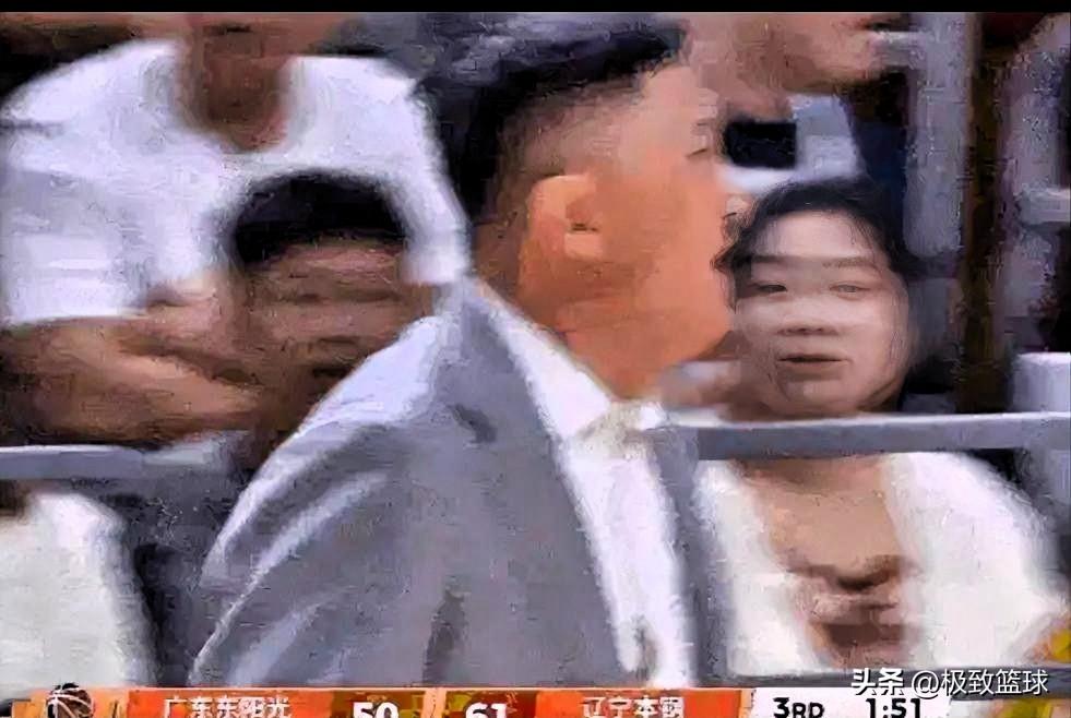 广东男篮主帅杜峰急眼了！在今晚广东对阵辽宁的第三节比赛中，赵继伟蝴蝶穿花滞空上篮