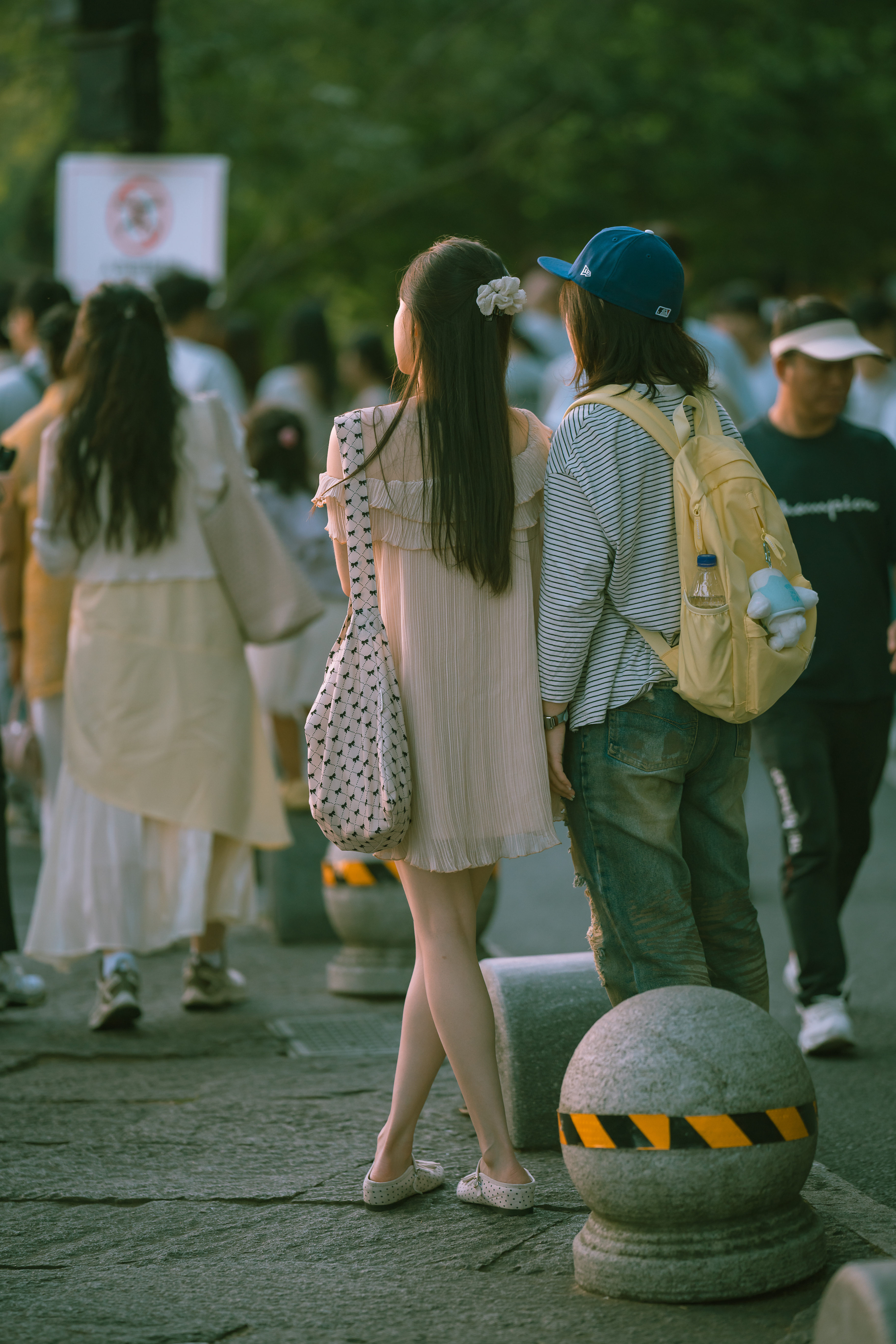 “每一次黄昏来临，夕阳带走一日的光景。看着暮色漫过屋顶，便清晰感受到，时光正在缓