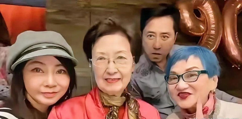 原来伊能静的前婆婆长这样啊！这婆婆看着就是个不好惹的主 ​​​