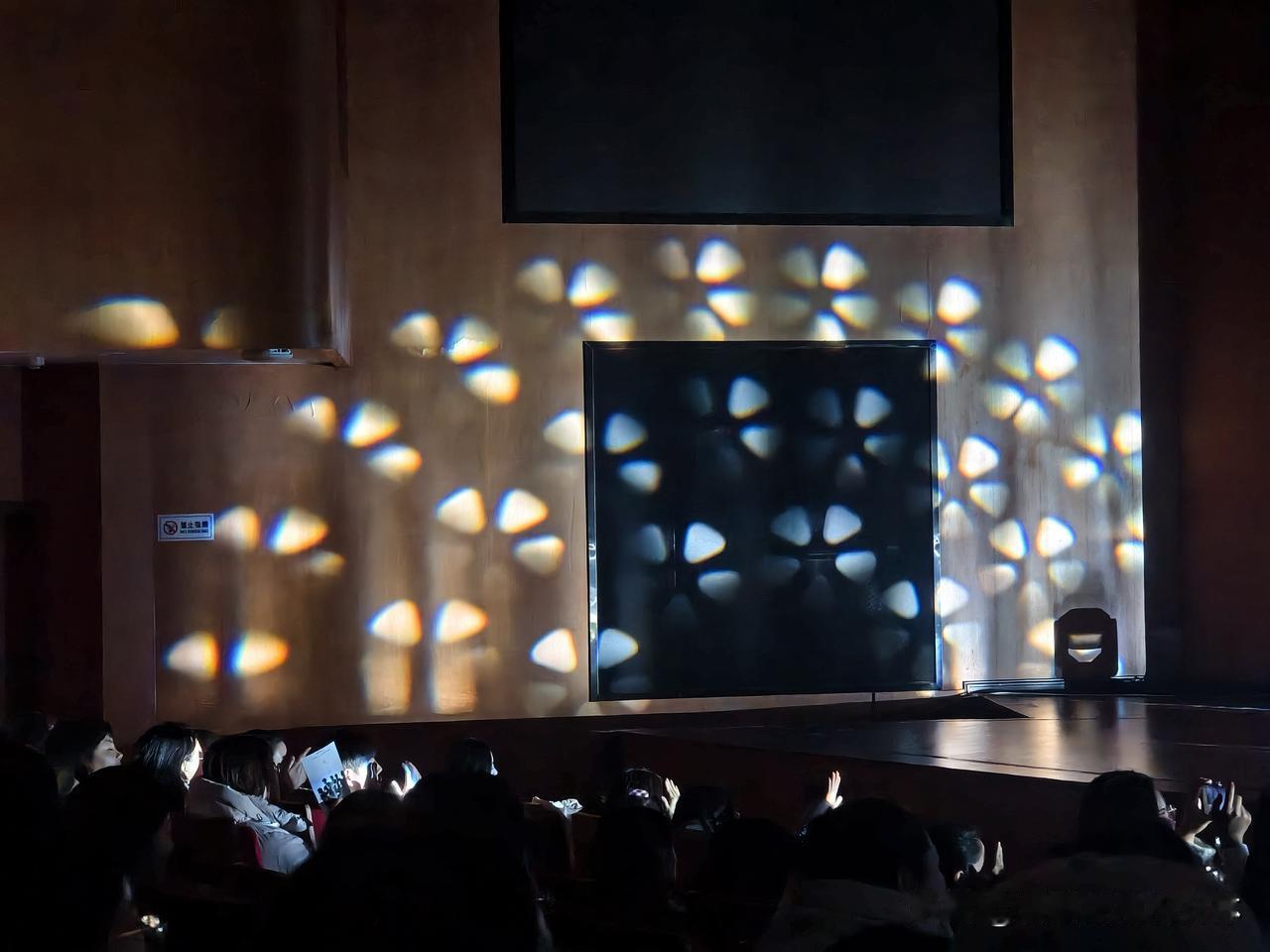 工业化的粗糙，极简风加上满满的荷尔蒙，这大概就是昨晚无名之辈在安康演出的三个特点