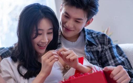 浙江嘉兴，男子在网上认识一个女生，两人在酒店缠绵了几天后，男子便大手一挥，在对方