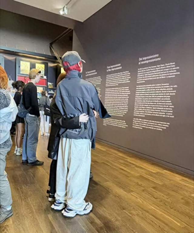 杨丞琳李荣浩巴黎看展同框，结婚七年氛围感恩爱出圈
