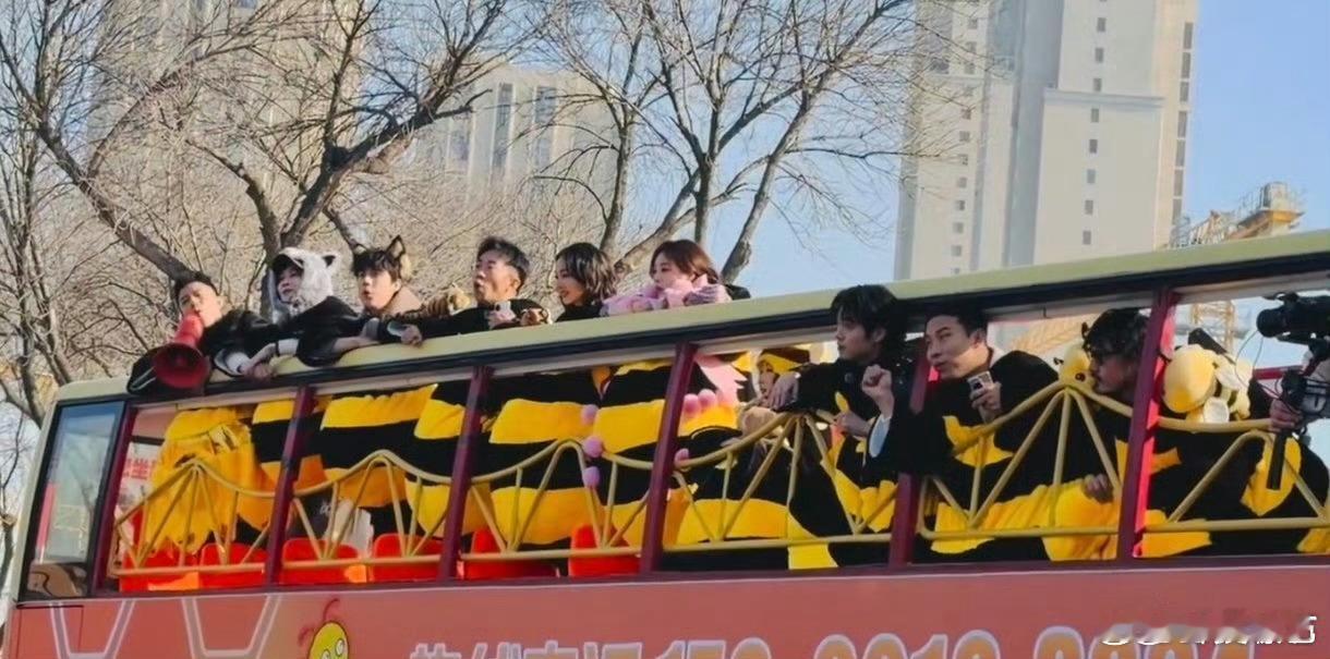 周五晚高疯 宇宙嗡嗡嗡团魂炸裂🐝！全员蜜蜂装高喊口号“周五晚高疯，宇宙嗡嗡嗡！