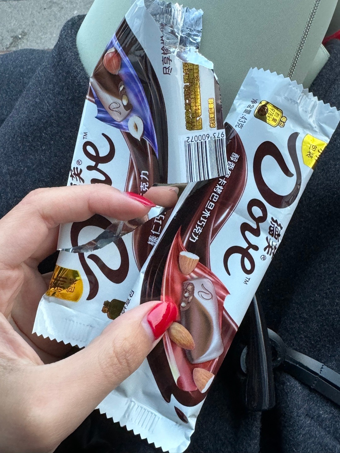 为什么我最近如此痴迷巧克力？拳击课前先炫两大条，等下下课再炫3条[可爱] ​​​