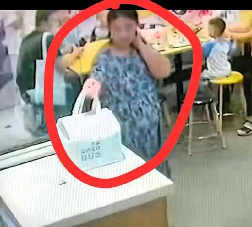 一外卖小哥把配送的蛋糕临时放在柜台上，不到 1 分钟，蛋糕被一名孕妇顺手牵羊，小