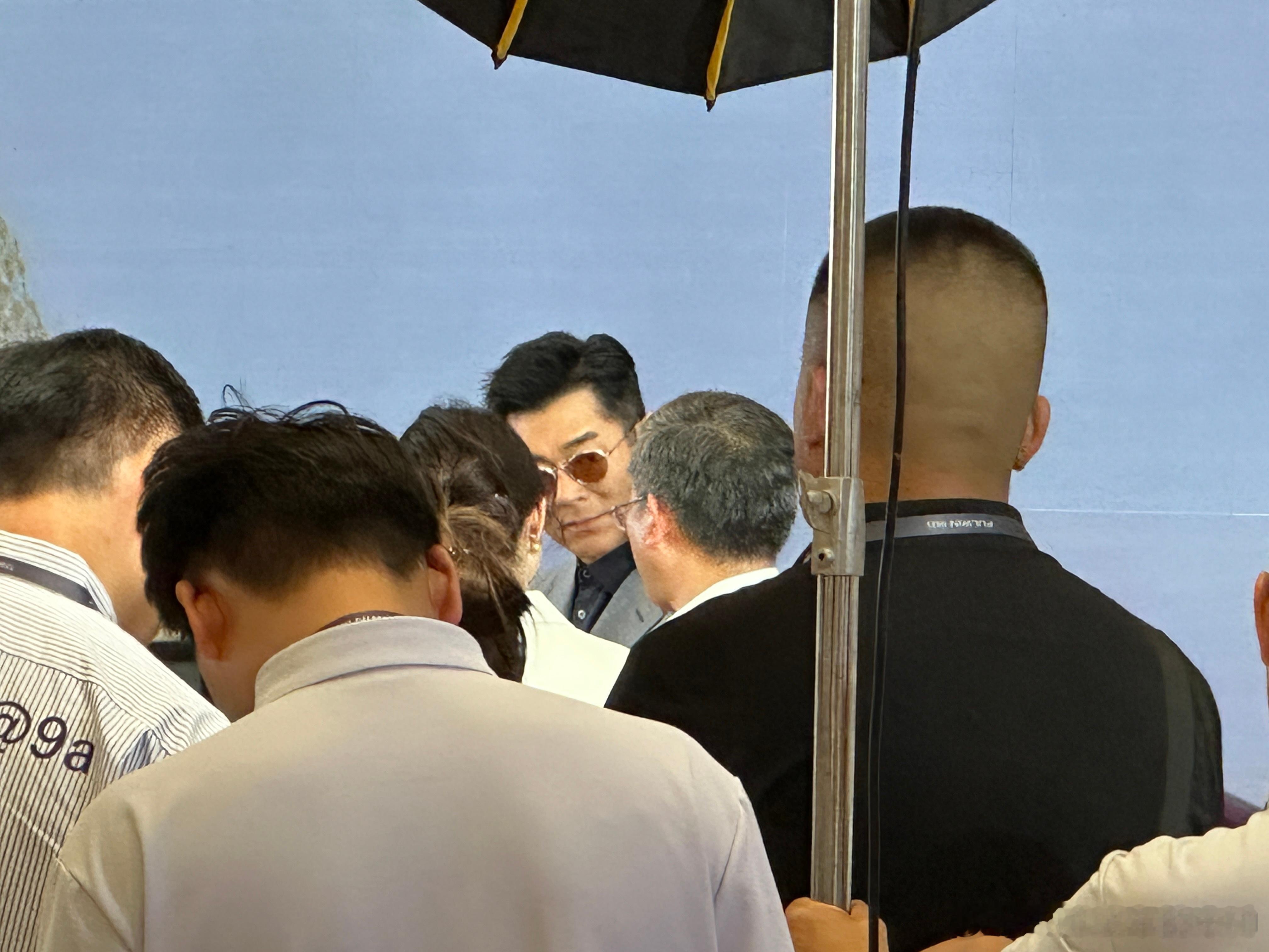 古天乐带着墨镜我就不敢接近了，害怕他给我一枪[笑cry][笑cry]古天乐  ​
