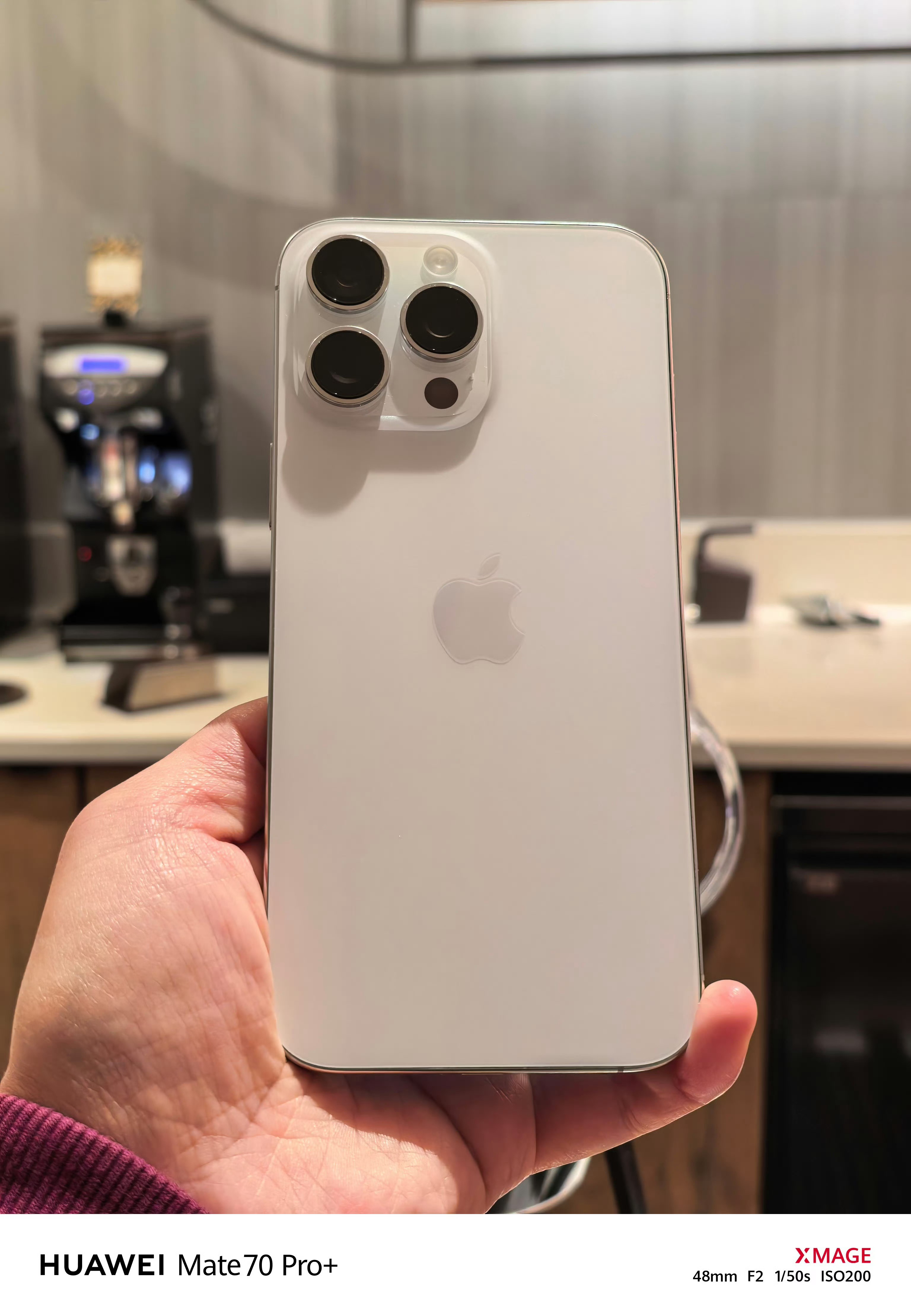 玩手机的社死时刻 记得当时我在体验iPhone 16 Pro Max，因为我还想