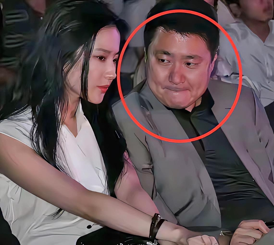 于东看刘亦菲时那眼神，就差把“欣赏”俩字写脑门上了，而刘亦菲低头紧张的模样，可爱