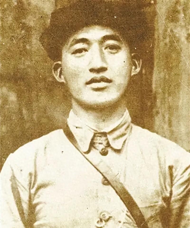红25军吴焕先凭何地位超过徐海东，堪比大将，毛主席曾用22字高度评价！
1931