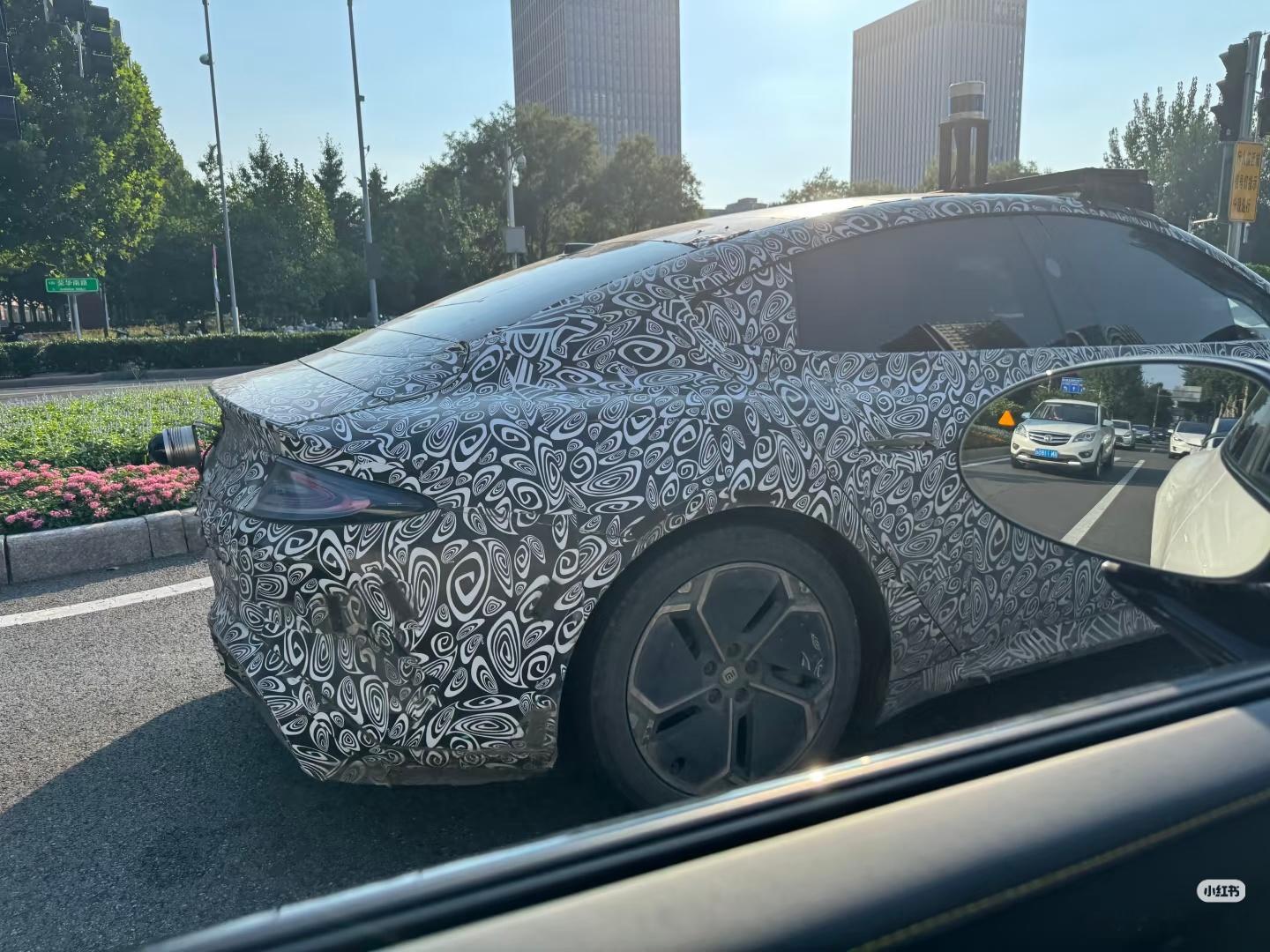 这个是 SU7？车头好像短了一点？ 
