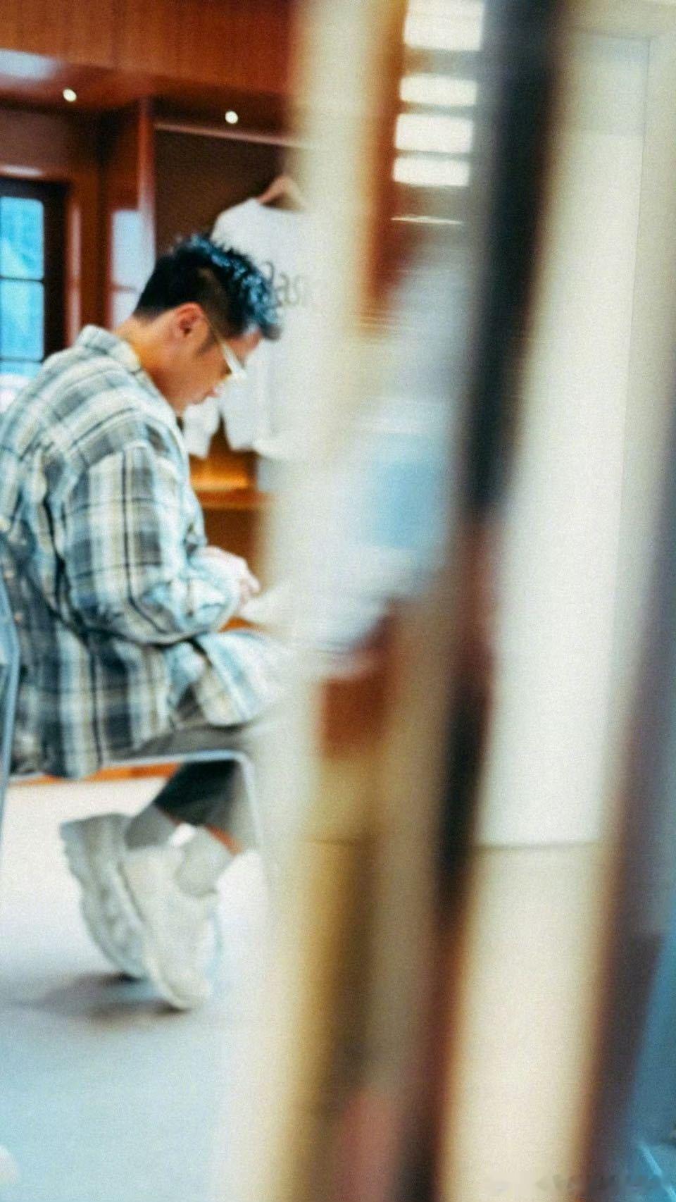 余文乐无条件信任弟弟们 余文乐遇见了世界上的另三个自己扫弟机余文乐持续上线，身为