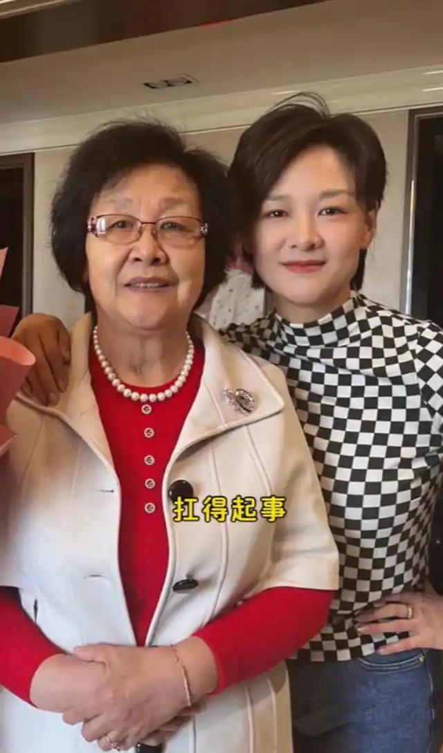 前央视主持人李小萌在最新动态中公开写给83岁妈妈的一封信。以视频形式将信件内容呈
