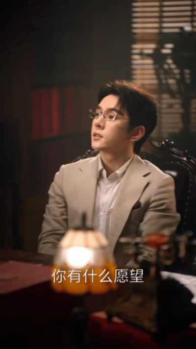 李佳琦上演短剧版八号当铺 震惊！李佳琦跨界演《时光当铺》短剧，这奇幻悬疑感，妥妥