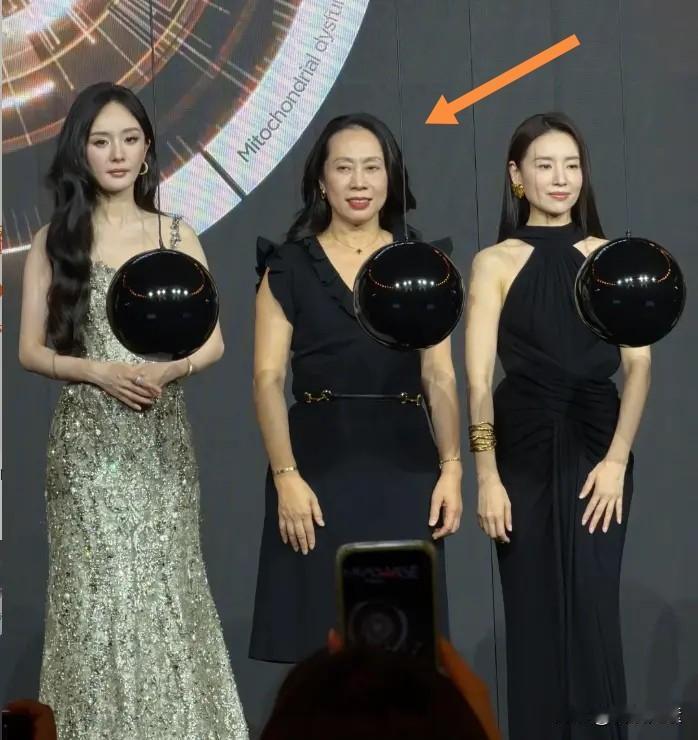 中间的那个美女来头不小吧，
能够站在杨幂和董洁两大牌中间，
一定不是等闲之辈，