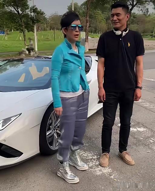 原来潘美辰在屏幕这么矮小，还真看不出来，不过57岁的她看起来还是那么时尚，而且她