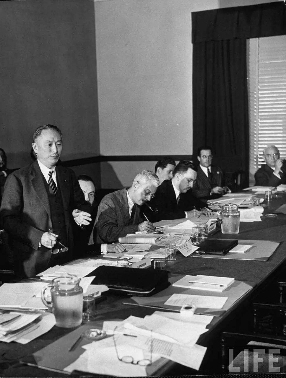 1945年6月，美国旧金山。出席联合国筹备会议的中华民国代表顾维钧正在就中小国家