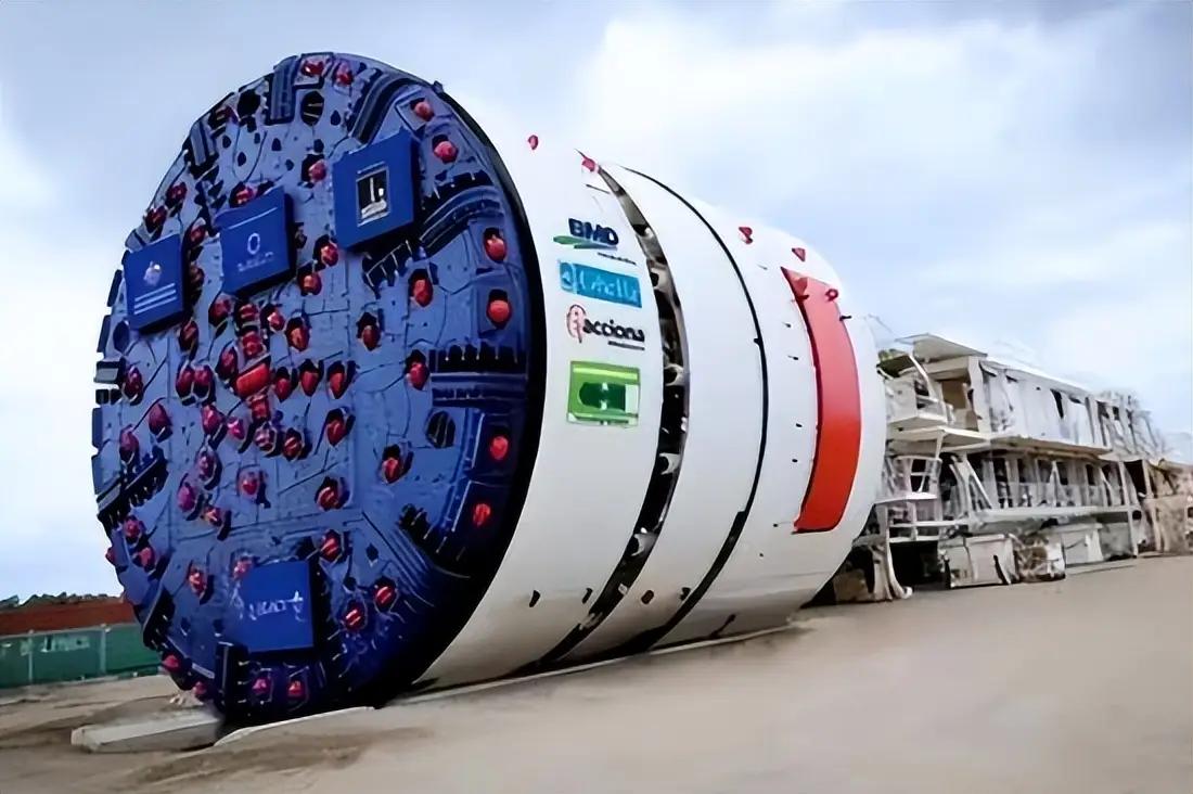 中方终于做出让步了！印度媒体一阵欢呼，两台盾构机从广州运抵孟买港。

3月23日