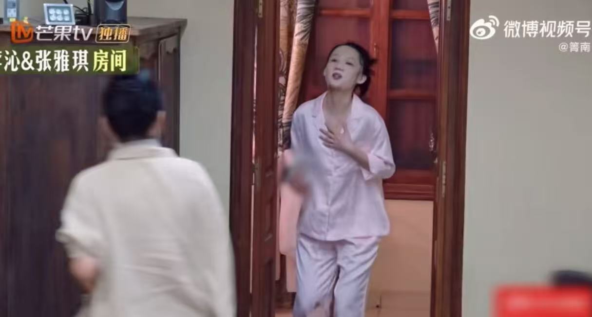 谁懂那英李沁对视这一下李沁真的好好玩哈哈哈，看到那姐那个表情像极了我，敷面膜就是