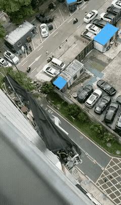 高空作业这个活，真是太危险了，那怕就是有吊箱吊索这些安全设施，但是当突然刮了一阵