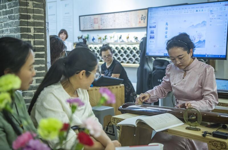 上联：琴音震颤，守望孤独寻慰籍；
下联：墨韵铿锵，笑对沧桑守初心。