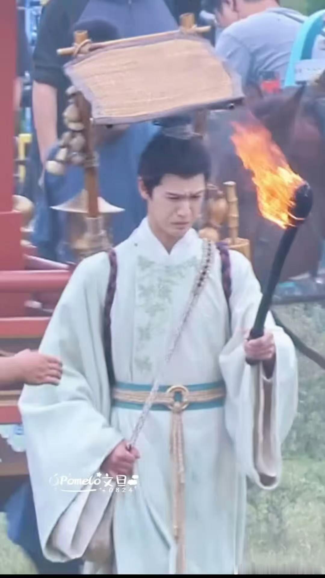 李昀锐被烟熏到了 ​​​被烟熏到的李昀锐有点太萌了～ ​​​