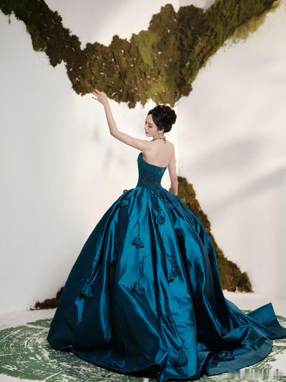 杨幂孔雀蓝抹胸长裙杨幂孔雀蓝抹胸长裙啊啊啊啊[送花花][送花花][送花花]杨幂蓝