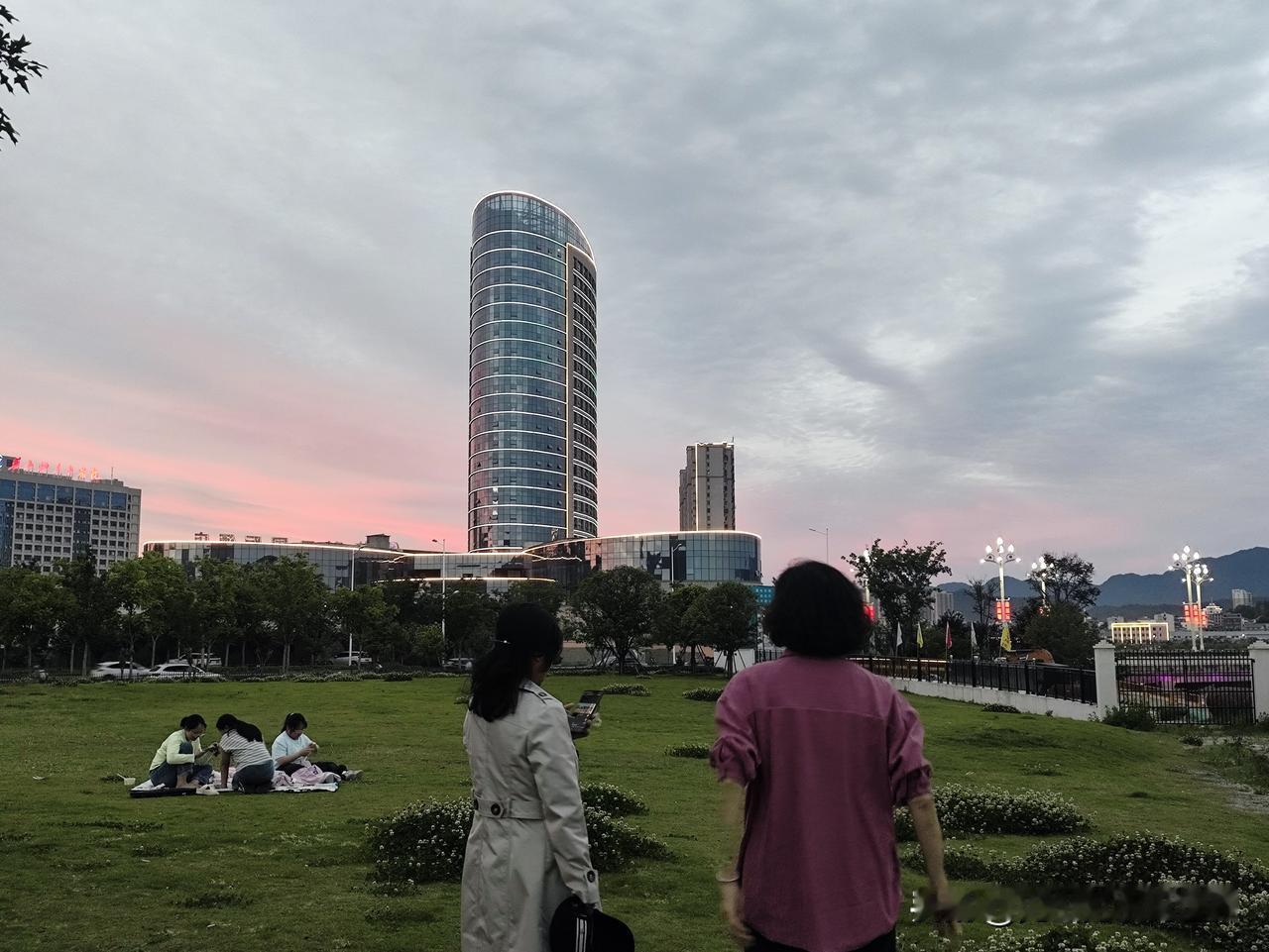 人到中年才明白：缘分这件事，强求不来

我认识一位老姐姐，信佛多年，人也善良，可
