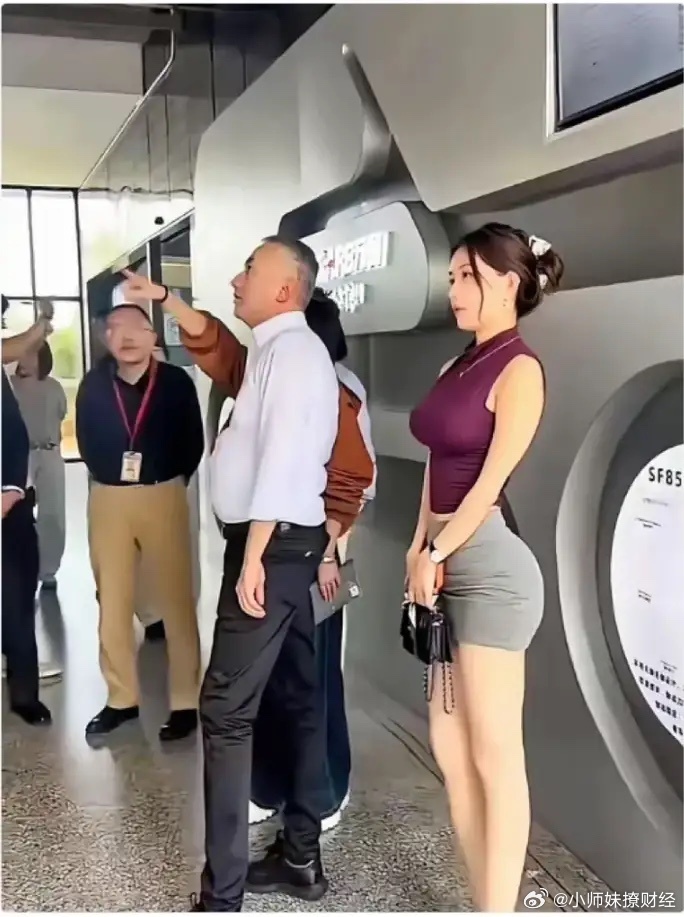 这是领导夫人还是领导秘书？ 