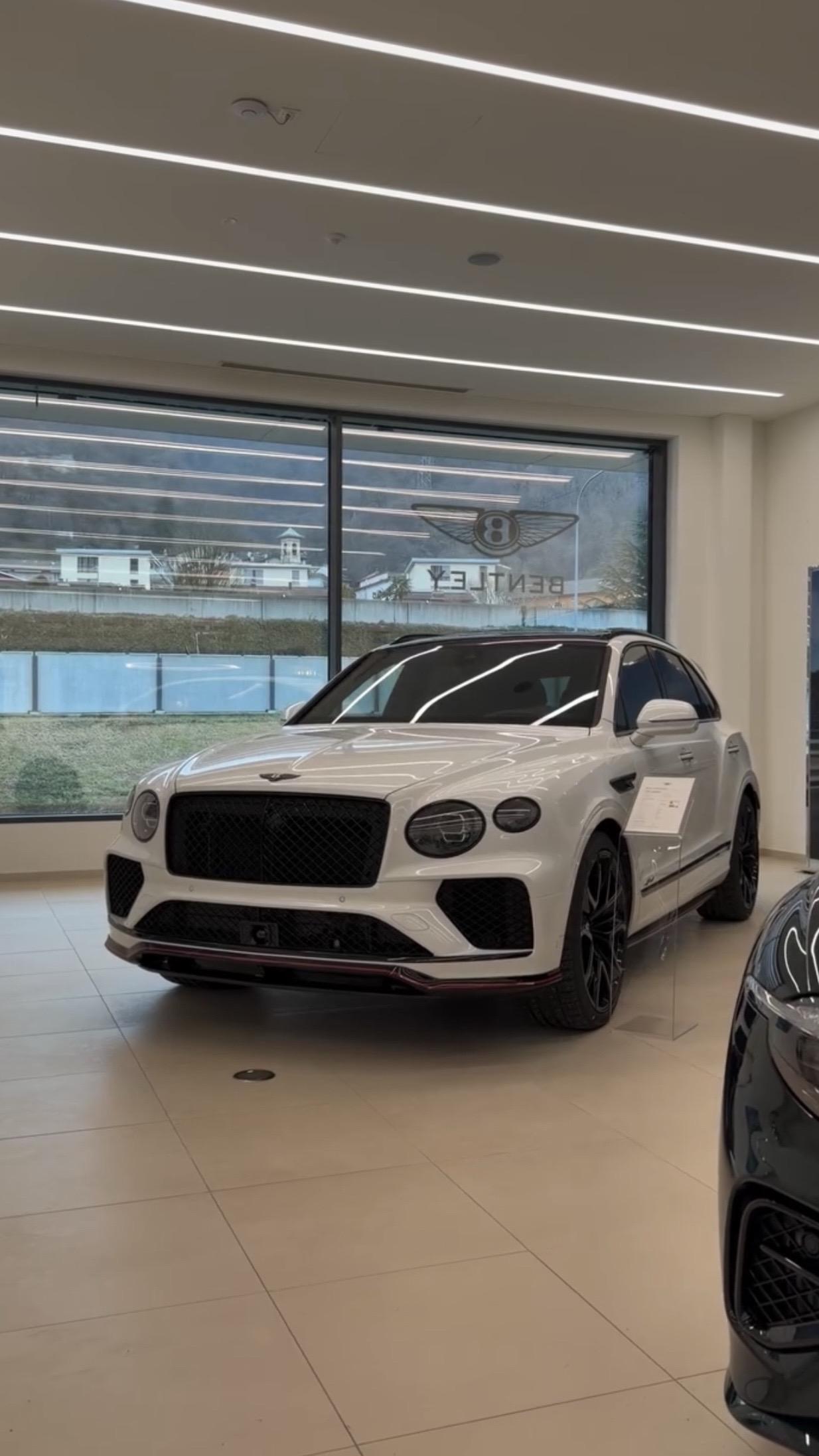 挡不住的颜值交给宾利添越。