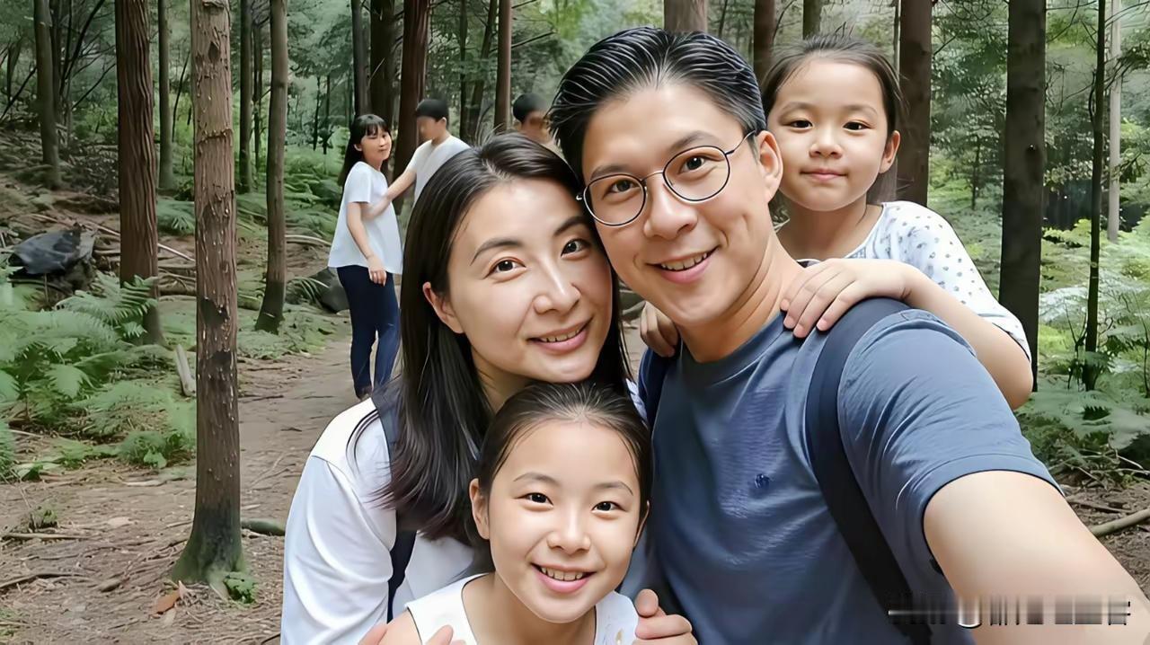 郭晶晶与霍启刚夫妇，带着两个女儿在山林里出游自拍的画面，温馨又接地气！
夫妻两人
