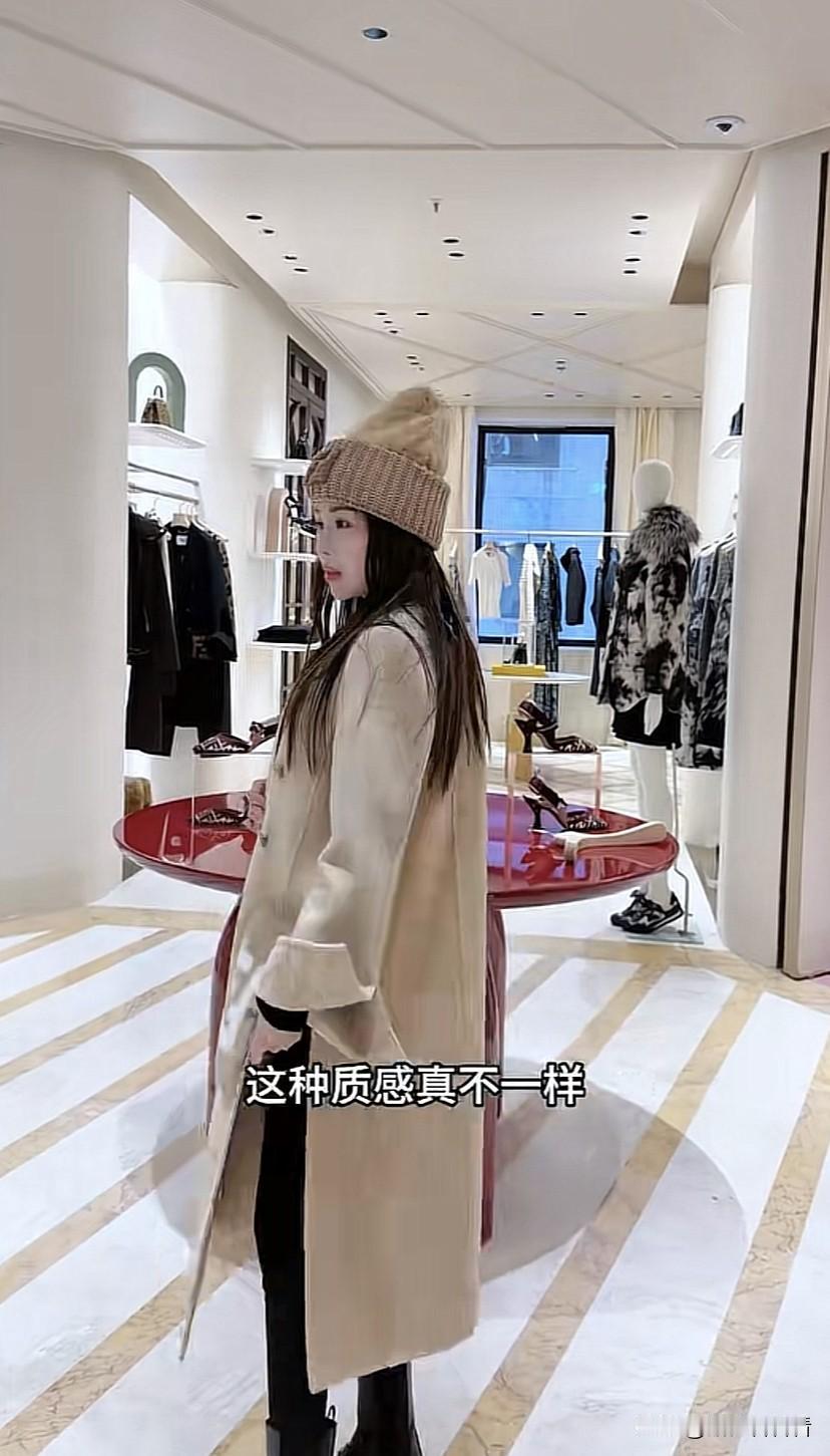 宋玉希跟老公在米兰逛街，来到女装店，试了好几套衣服，没想到她在在米兰街头穿的是一