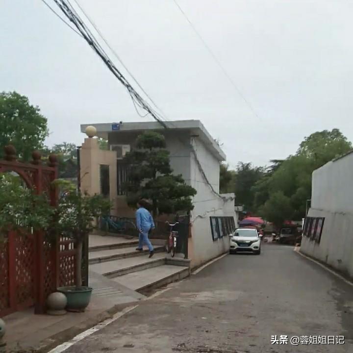 今天晚上，我早早地洗了一个澡。现在，我的先生坐在沙发上看着电视。他喜欢看音乐选秀