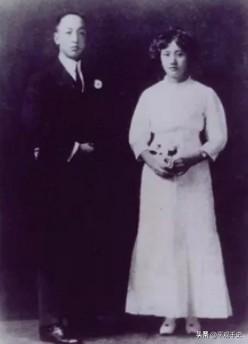 1925年，连生4女的董竹君，为圆丈夫儿子梦，冒死怀第5胎。
 
董竹君出生在上