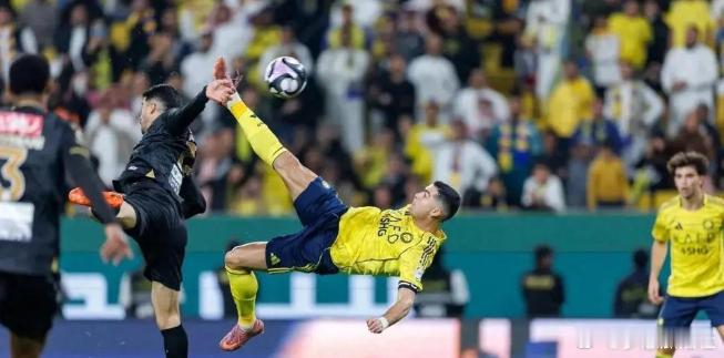 11月24日，40岁的C罗在沙特联赛利雅得胜利对阵赛哈特海湾的比赛中，于补时第9