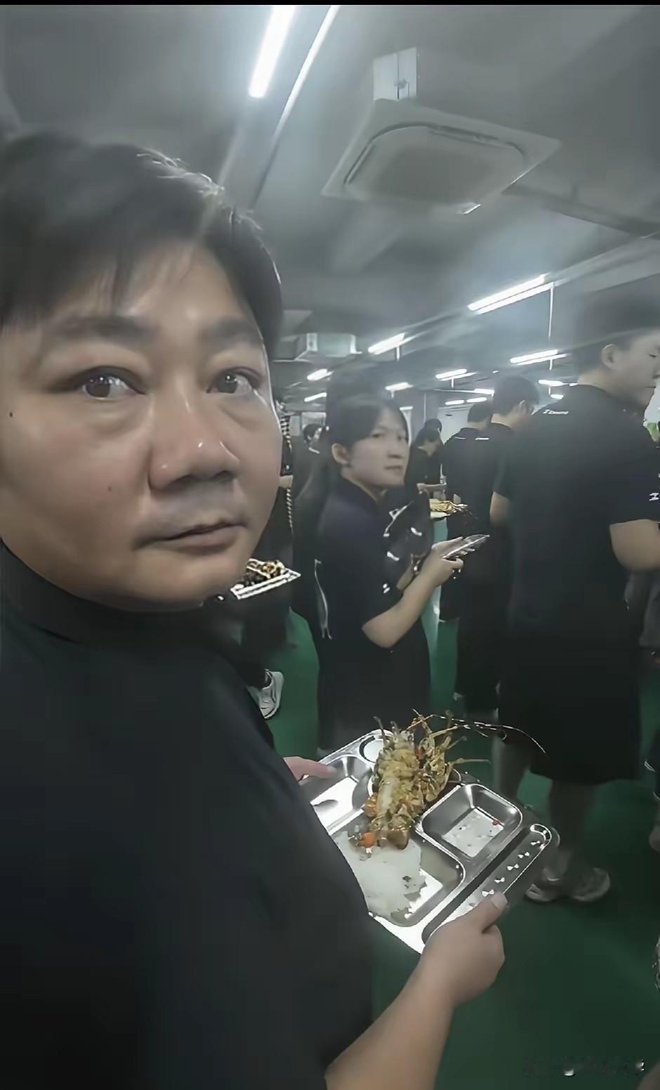 我见过低调的，可没见过这样低调的！
张雪竟然在自己的公司也是需要排队的，这可不是