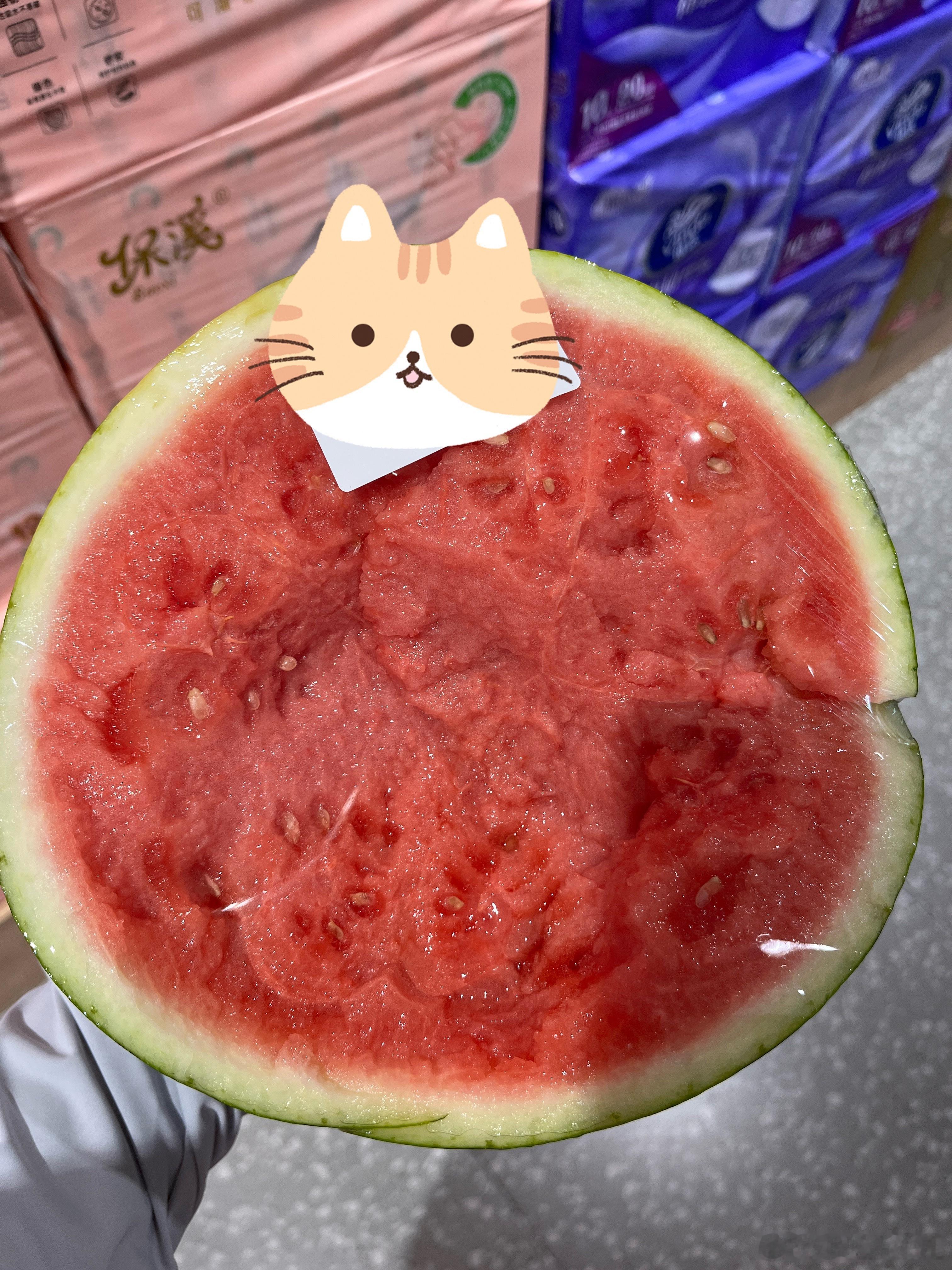 还买了西瓜，那三个娃放学，肯定很开心。我觉得吃了凉拌菜，再来份西瓜，真的很舒服。