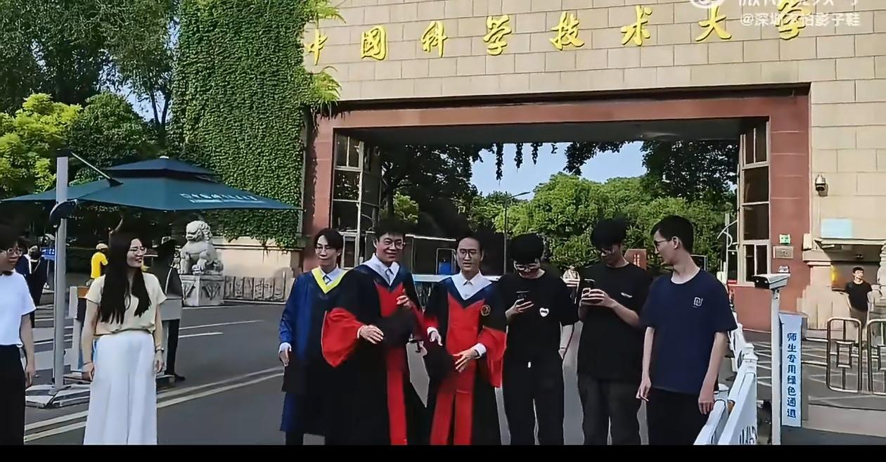 几名大学生拍毕业照时，转头撞见黑人留学生求婚现场，在众人的欢呼和祝福声中，两人相