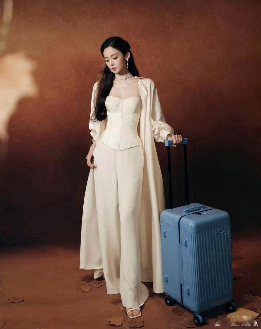 娜扎颜值身段绝美，精致玉足清晰灵动，明艳风情撩人，极致美貌深深撼动人心 