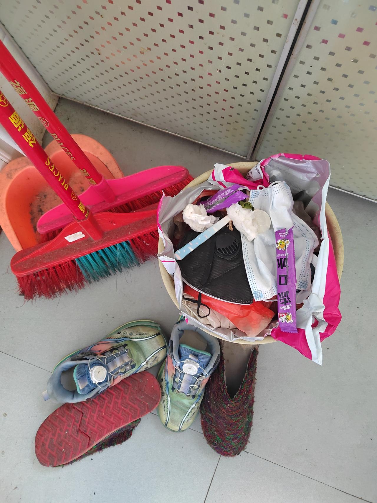 今天又断舍离了两双鞋子，希望以后丢掉更多的东西

这两双鞋有点坏了，但还是可以穿