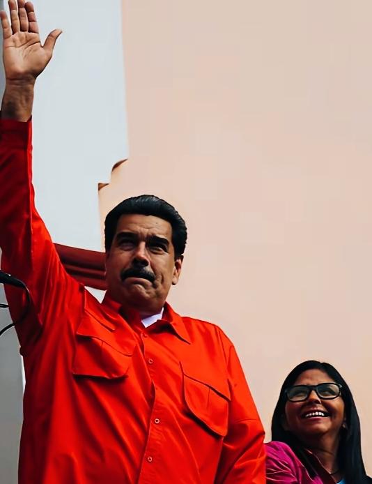 马杜罗和罗德里格斯两人的表情，是不是正好反映了目前各自的心情啊？
马杜罗抿着嘴，