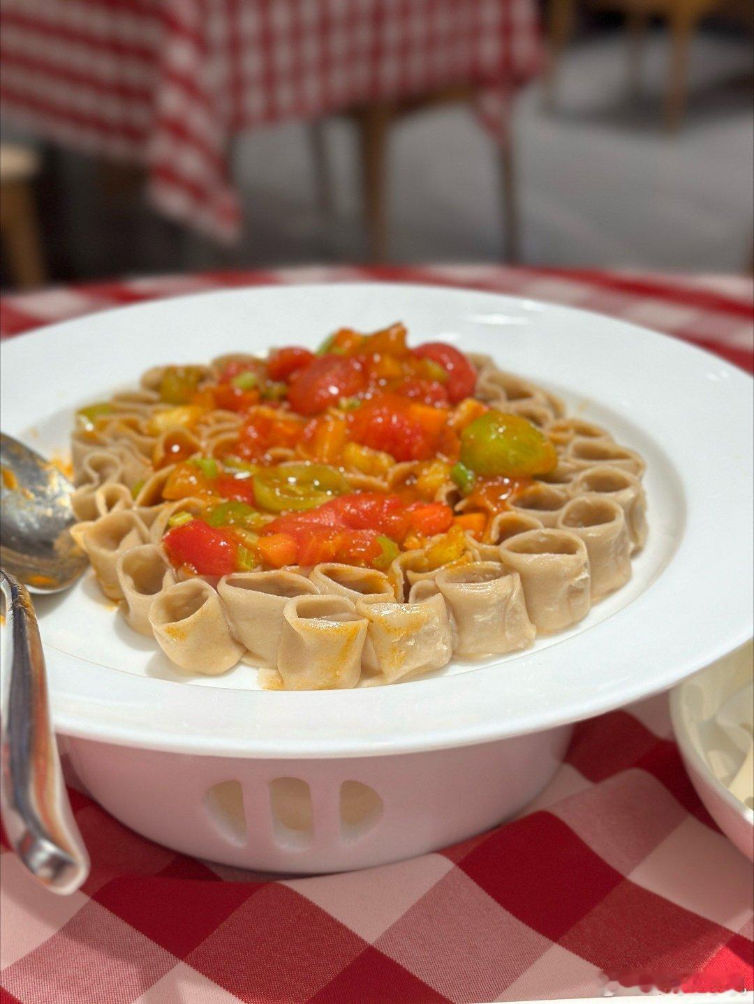 西贝服务员工资条工资确实不低，那之前的菜品价格也不低呀，上次就点了两个面，一个菜