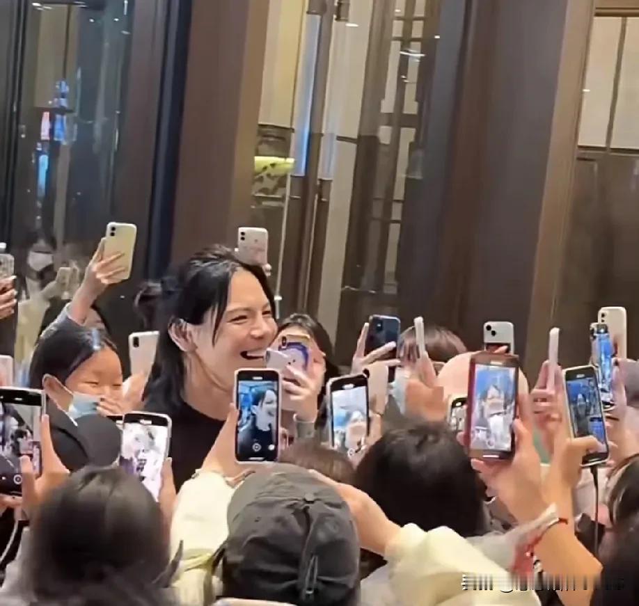 向佐飞抵长沙找晓华理发，晓华热情地回应说“欢迎来怀华”。看得出向佐那副乐不可支的