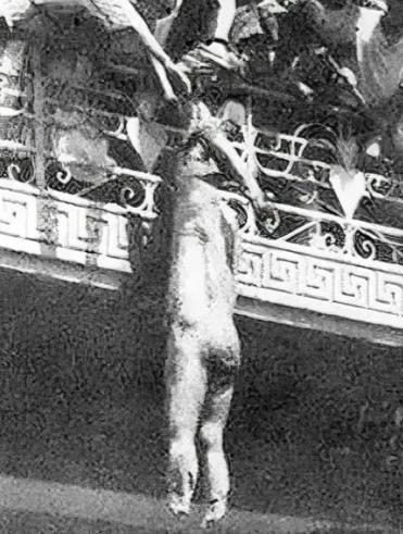 1958年，23岁的伊拉克国王费萨尔二世被处决，他的双脚被砍掉，衣服也被扒光，只