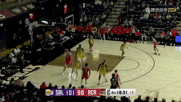 波特兰开拓者 杨瀚森持球强打南湾湖人球员威廉姆斯，连续背打之后接一个转身，最后用