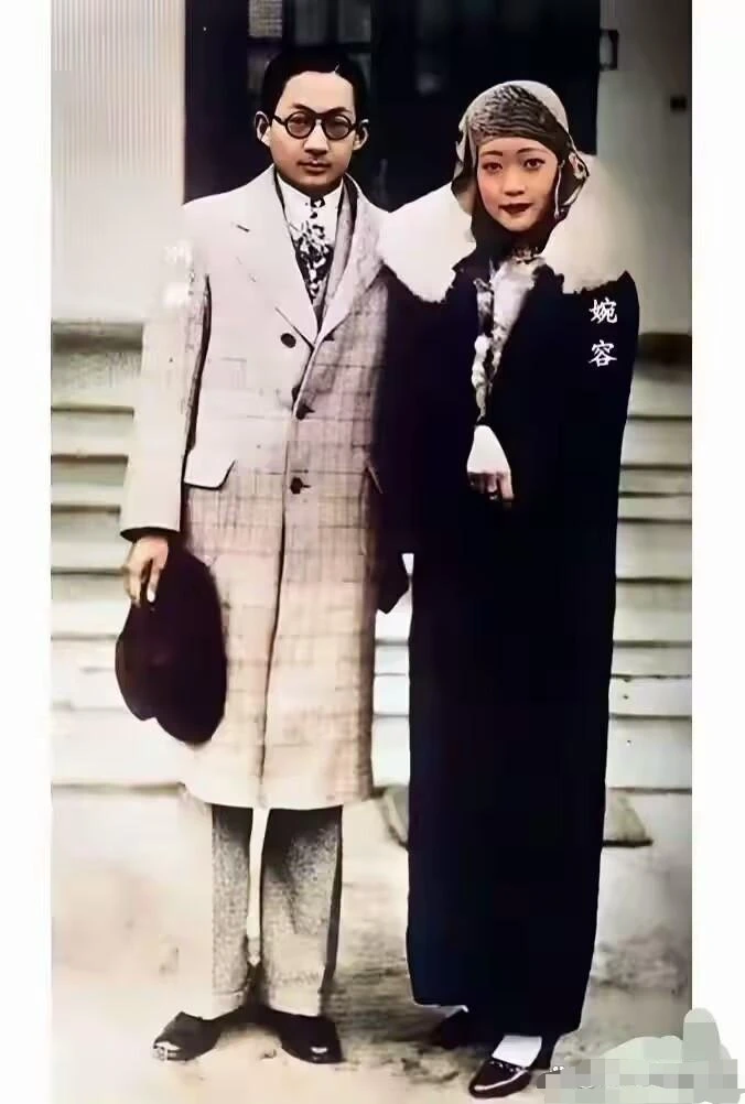 1935年，在长春，婉容与弟弟润麒一张罕见合影。 镜头中，婉容穿着华贵...